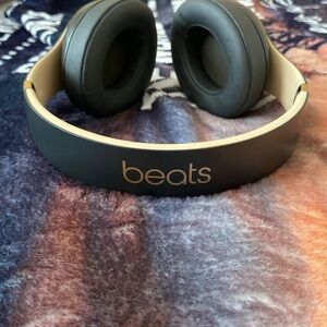 The headphones that i am selling are by “Beats by Dre”.